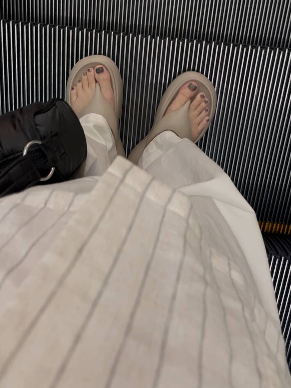 ホワイト系のシャツ/ブラウス、ホワイト系のその他パンツ、ベージュ系のサンダルを着用したレディースの夏コーディネートの2枚目の写真