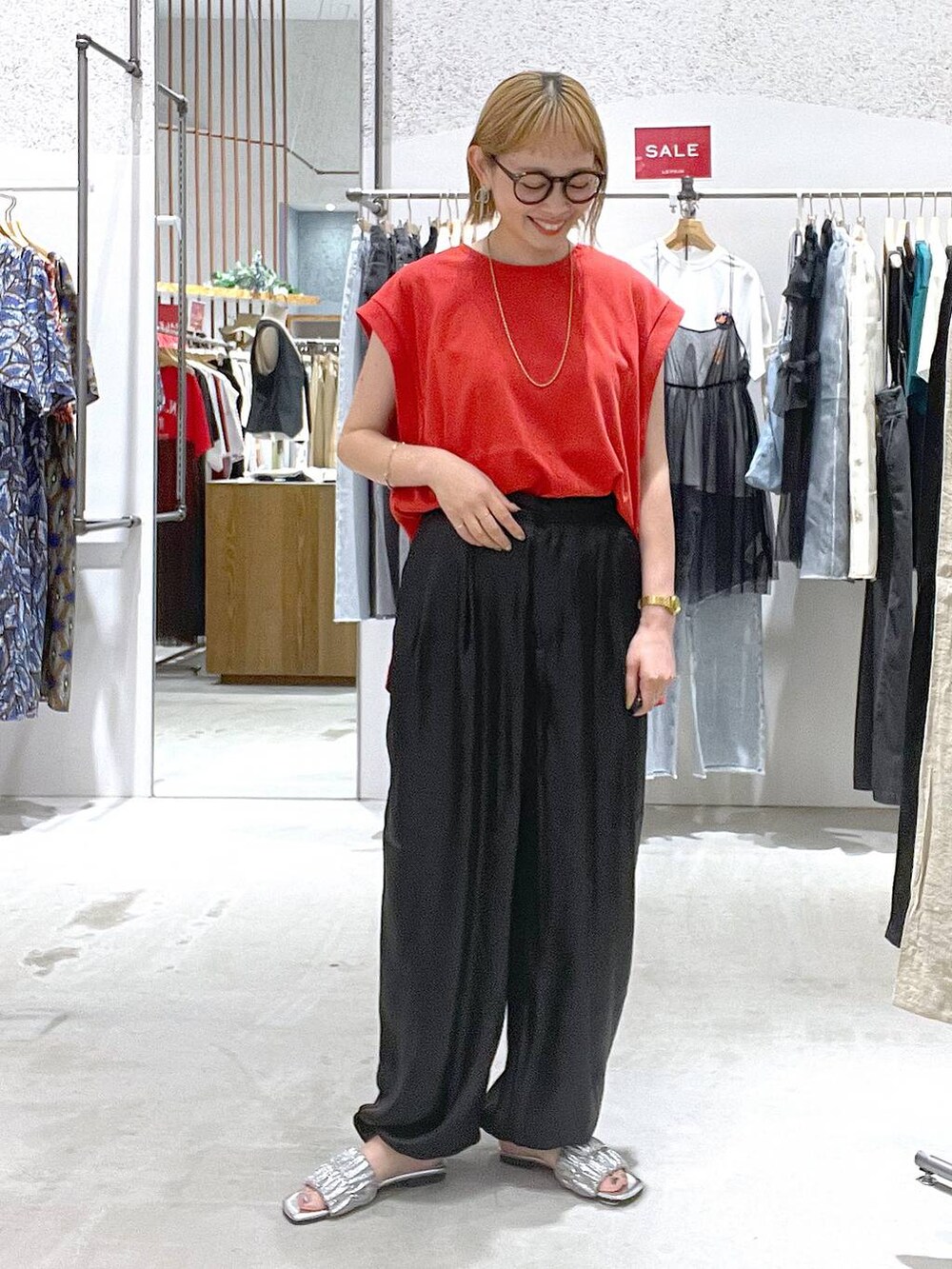 レッド系のTシャツ/カットソー、ホワイト系のタンクトップ、シルバー系のサンダルを着用したレディースの夏コーディネートの2枚目の写真