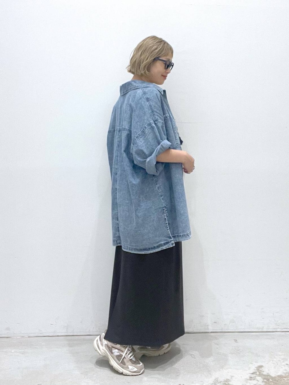 ブルー系のシャツ/ブラウス、ブラック系のスカート、ブラック系のキャミソールを着用したレディースの夏コーディネートの2枚目の写真