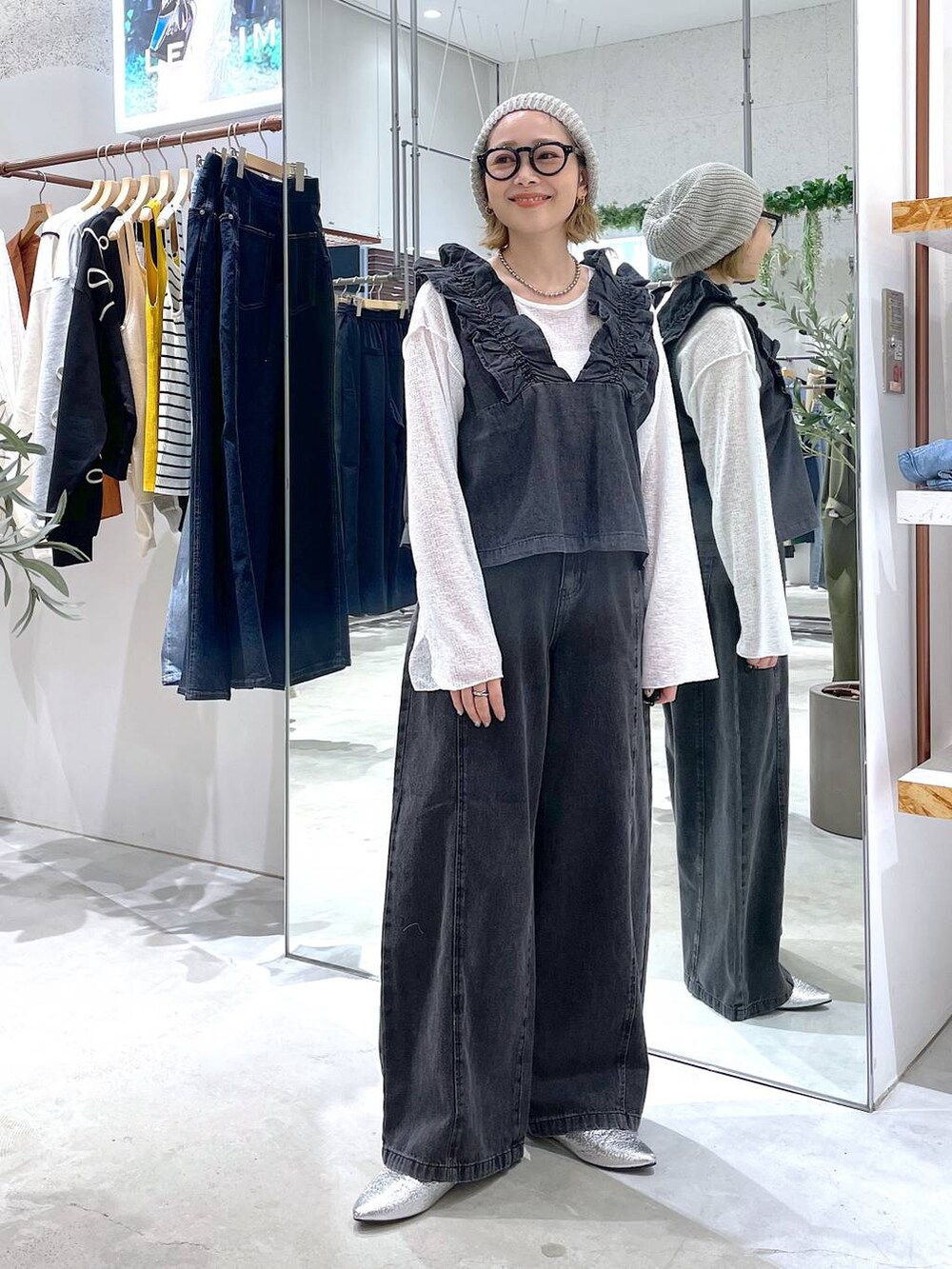 グレー系のパンプス、ブラック系のデニムパンツ、ホワイト系のTシャツ/カットソーを着用したレディースの春コーディネートの5枚目の写真