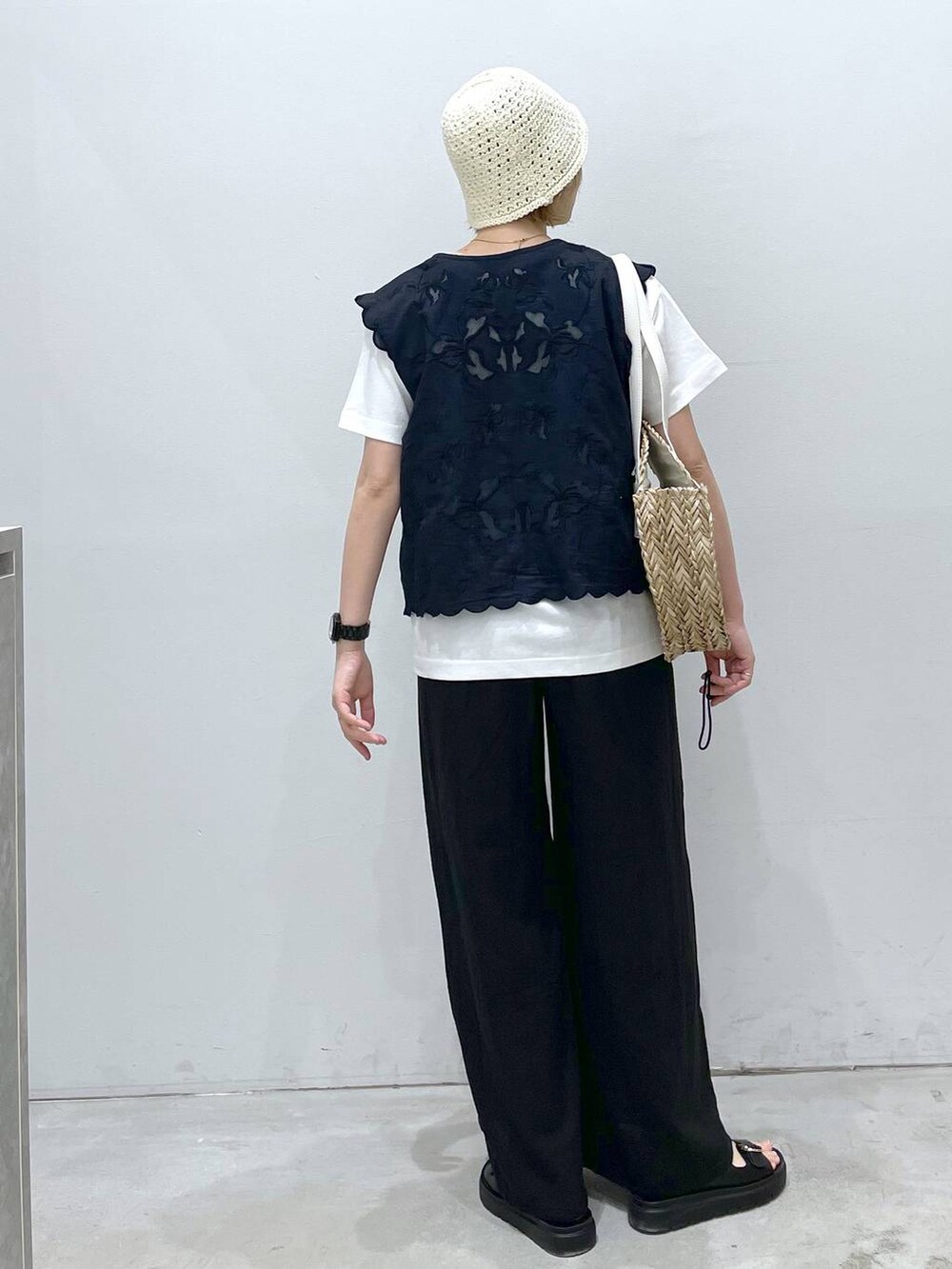 ブラック系のサンダル、ブラック系のベスト、ブラック系のその他パンツを着用したレディースの春コーディネートの3枚目の写真