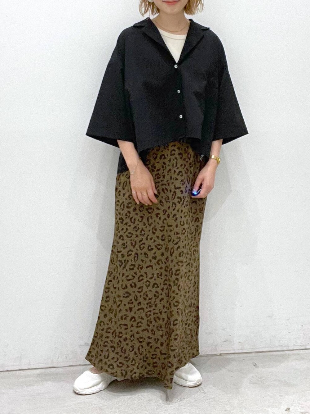 ブラック系のシャツ/ブラウス、ホワイト系のタンクトップ、その他のスカートを着用したレディースの夏コーディネートの4枚目の写真