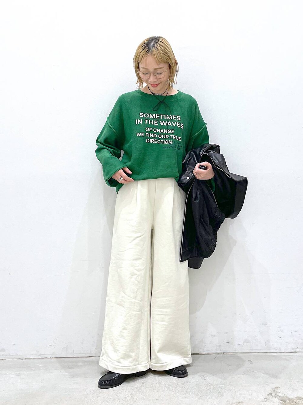 ブラック系のローファー、ブラック系のブルゾン、グリーン系のニット/セーターを着用したレディースの冬コーディネートの5枚目の写真