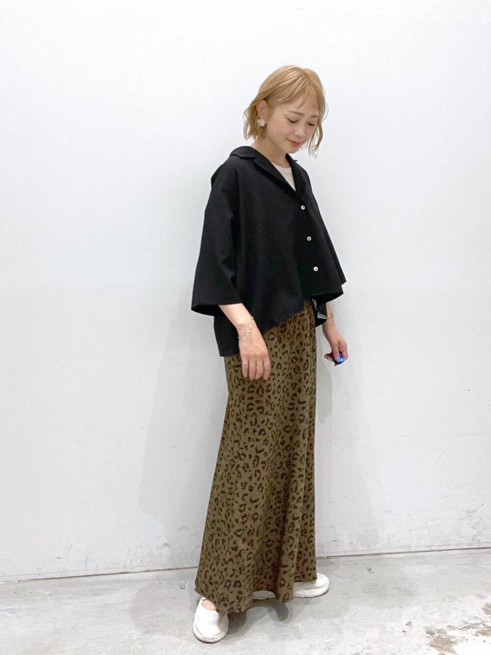 ブラック系のシャツ/ブラウス、ホワイト系のタンクトップ、その他のスカートを着用したレディースの夏コーディネートの2枚目の写真