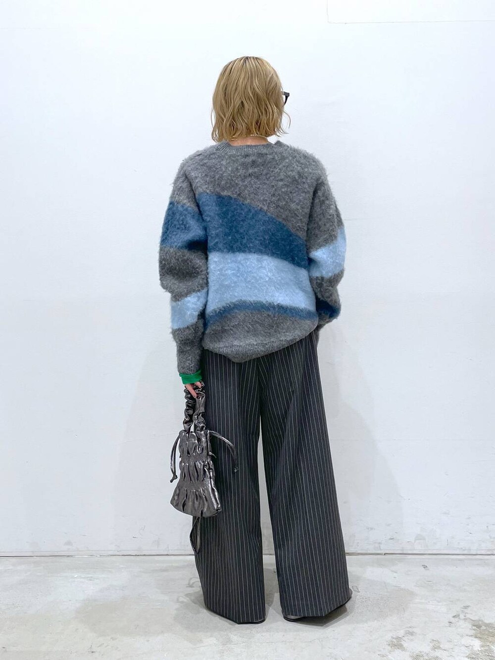 ブラック系のTシャツ/カットソー、その他のブーツ、グレー系のその他パンツを着用したレディースの冬コーディネートの3枚目の写真