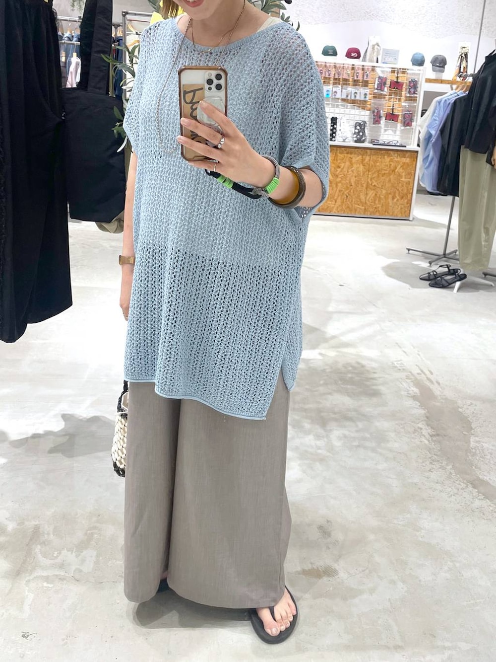 ベージュ系のその他パンツ、ホワイト系のハンドバッグを着用したレディースの夏コーディネートの2枚目の写真