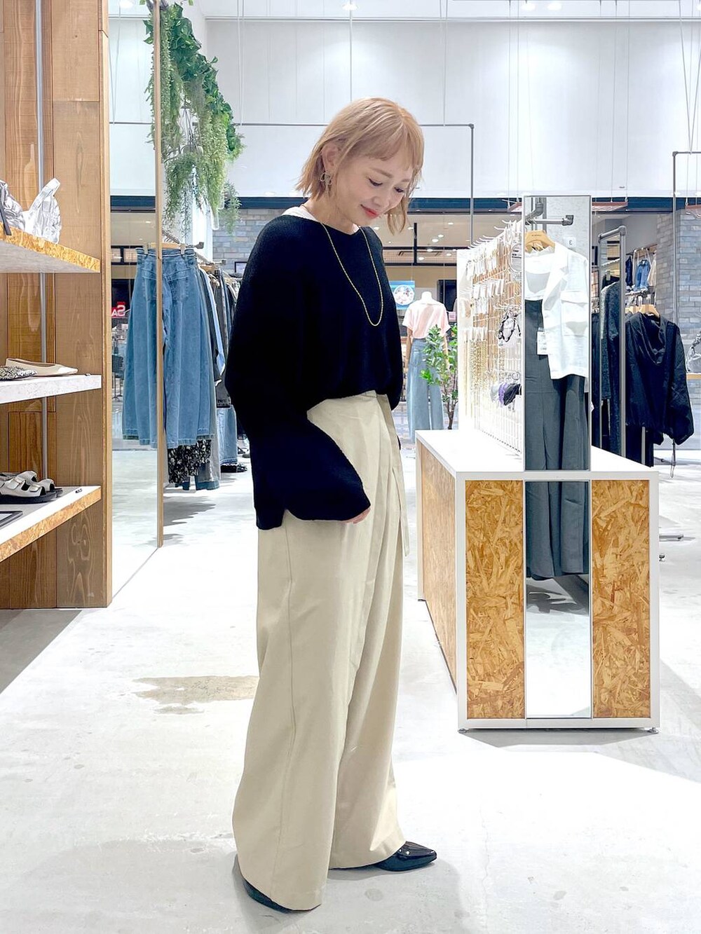 ホワイト系のタンクトップ、ブラック系のその他シューズ、ホワイト系のその他パンツを着用したレディースの夏コーディネートの2枚目の写真