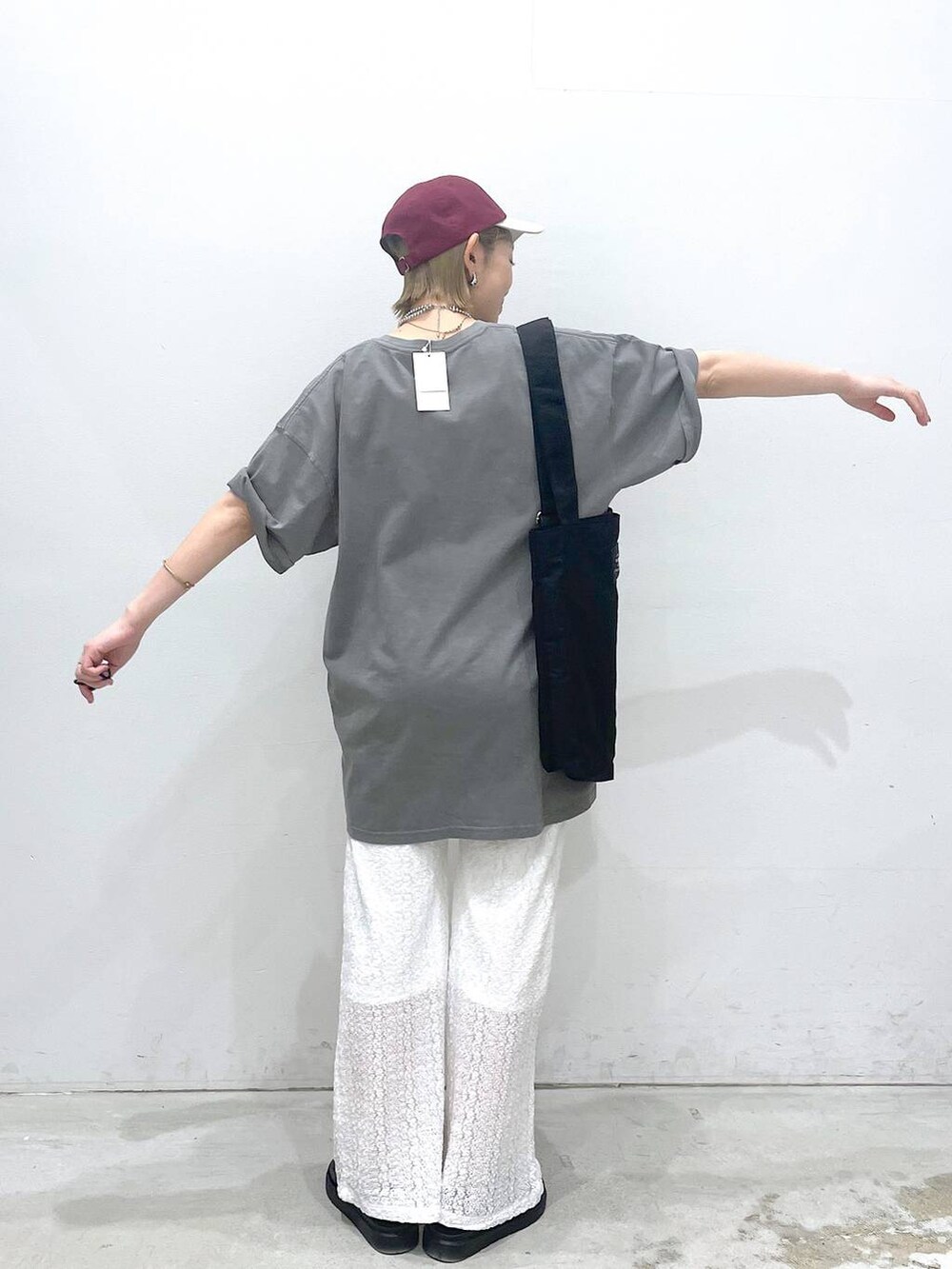 ブラック系のサンダル、ブラック系のトートバッグ、グレー系のTシャツ/カットソーを着用したレディースの春コーディネートの3枚目の写真