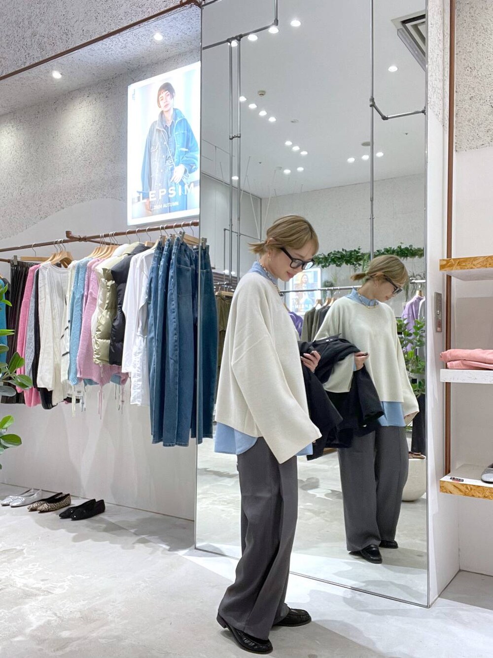 ブラック系のローファー、ホワイト系のニット/セーター、ブラック系のその他アウターを着用したレディースの秋コーディネートの4枚目の写真