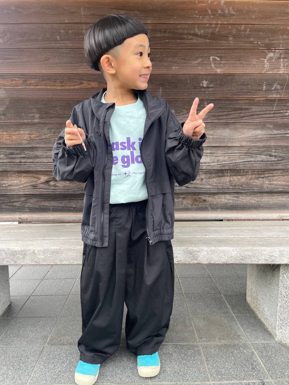 グレー系のブルゾン、ブラック系のその他パンツ、ブルー系のTシャツ/カットソーを着用したレディースの春コーディネートの3枚目の写真