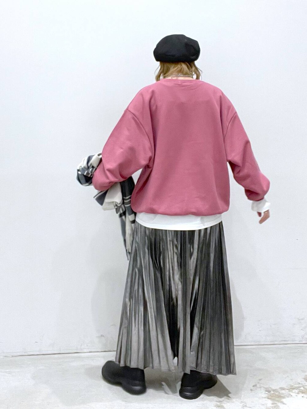 ホワイト系のTシャツ/カットソー、ブラック系のブーツ、レッド系のスウェットを着用したレディースの秋コーディネートの3枚目の写真