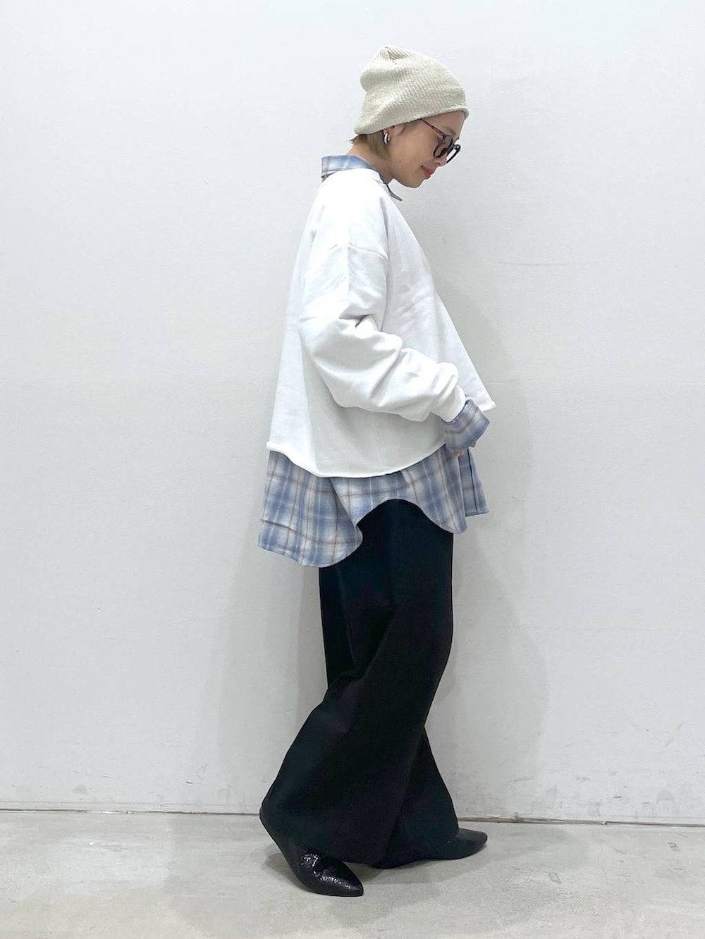 ブルー系のシャツ/ブラウス、ブラック系のパンプス、ブラック系のその他パンツを着用したレディースの冬コーディネートの2枚目の写真