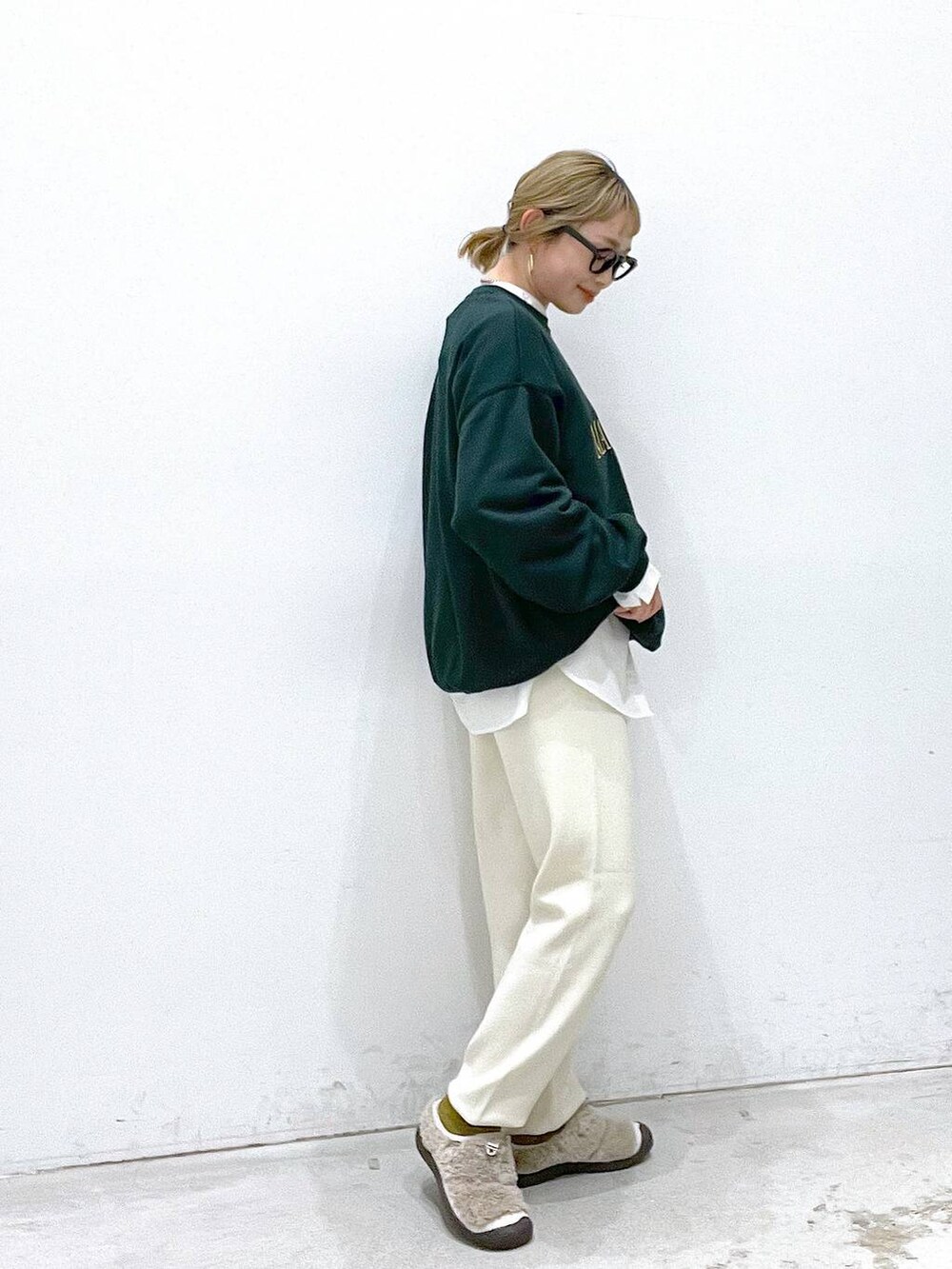 ホワイト系のその他パンツ、ホワイト系のシャツ/ブラウス、グリーン系のスウェットを着用したレディースの秋コーディネートの2枚目の写真
