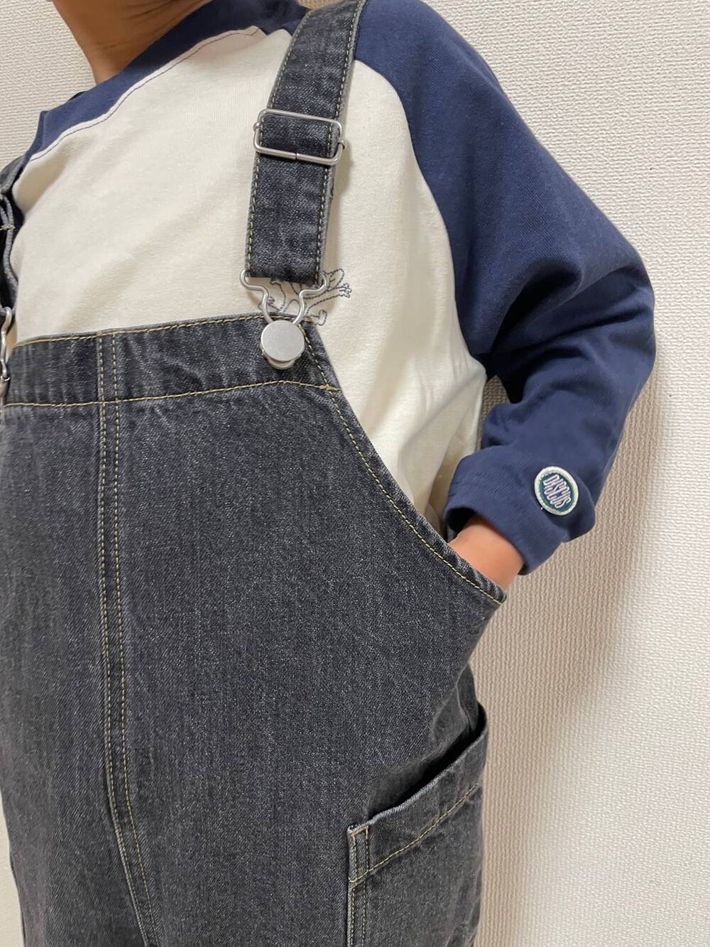 ブルー系のTシャツ/カットソー、グレー系のサロペット/オーバーオールを着用したレディースの秋コーディネートの4枚目の写真