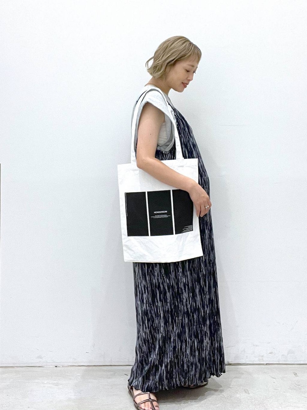 その他のサンダル、ベージュ系のTシャツ/カットソー、ホワイト系のトートバッグを着用したレディースの夏コーディネートの2枚目の写真