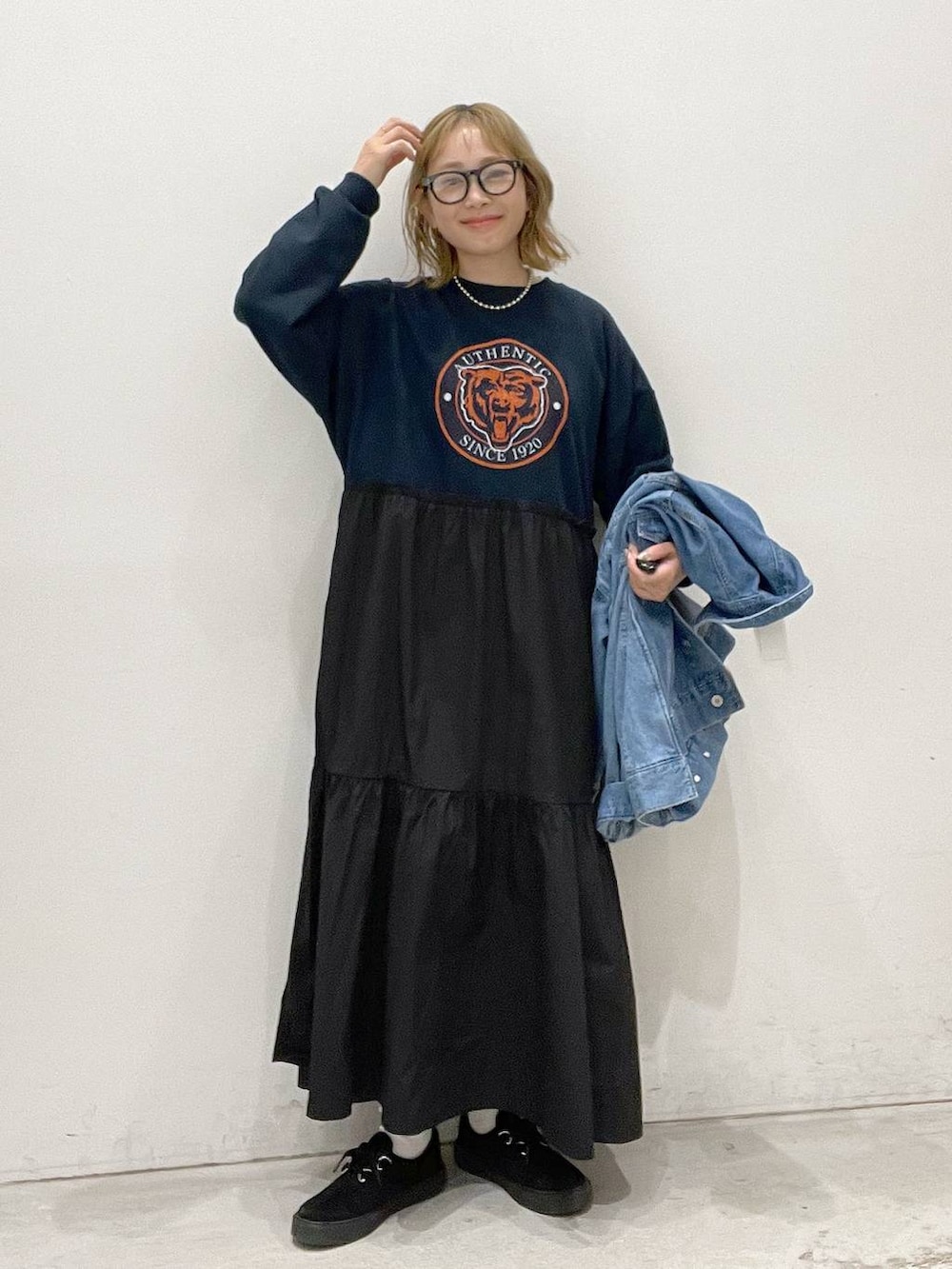 ブルー系のデニムジャケット、ブルー系のワンピースを着用したレディースの秋コーディネートの3枚目の写真