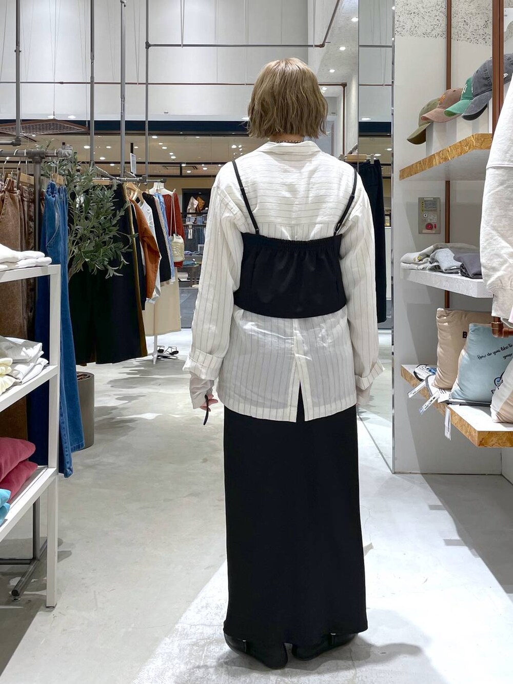 ホワイト系のTシャツ/カットソー、ブラック系のキャミソール、ホワイト系のシャツ/ブラウスを着用したレディースの春コーディネートの4枚目の写真