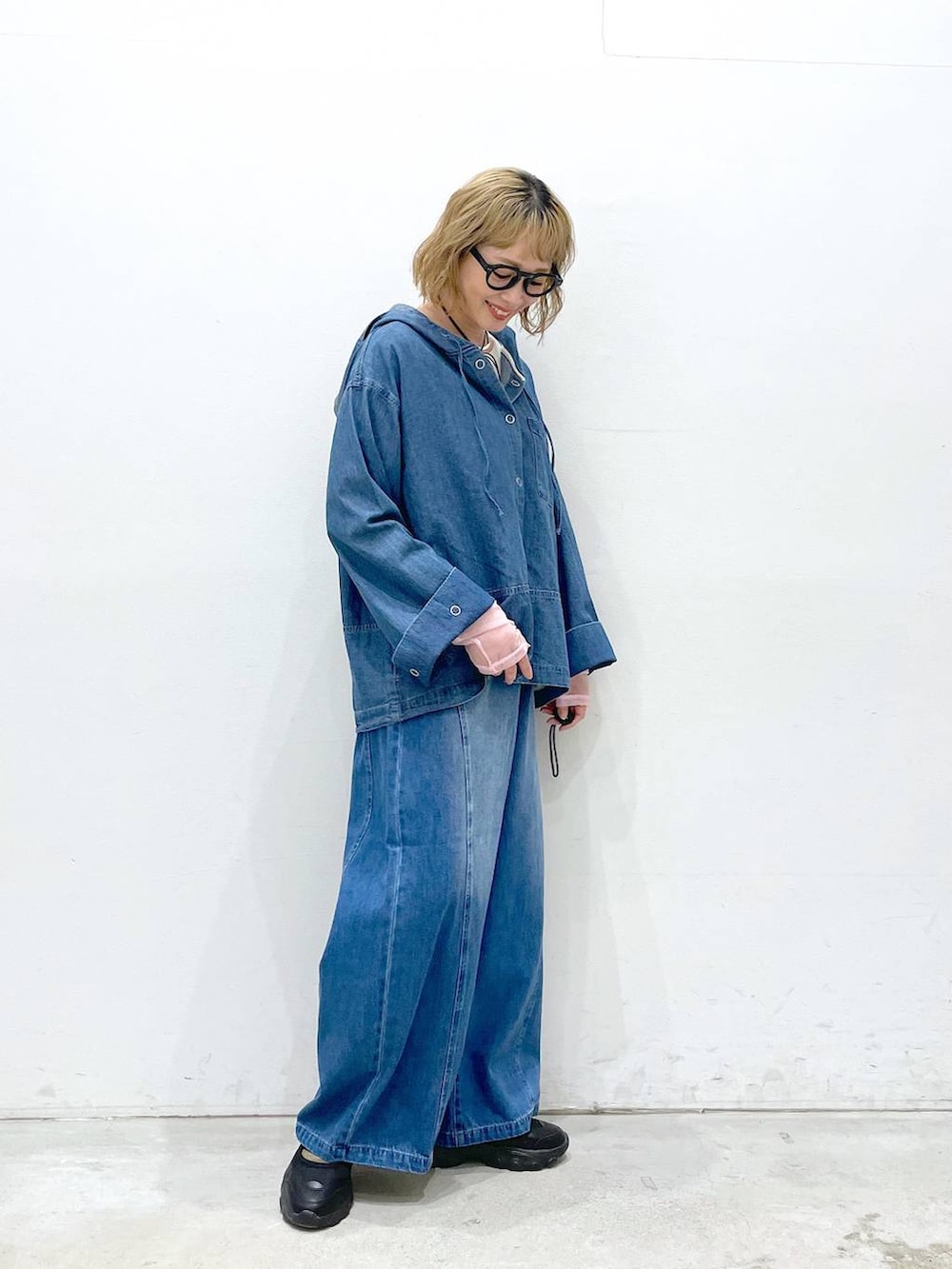 ホワイト系のTシャツ/カットソー、ブルー系のデニムパンツ、ブルー系のシャツ/ブラウスを着用したレディースの春コーディネートの3枚目の写真