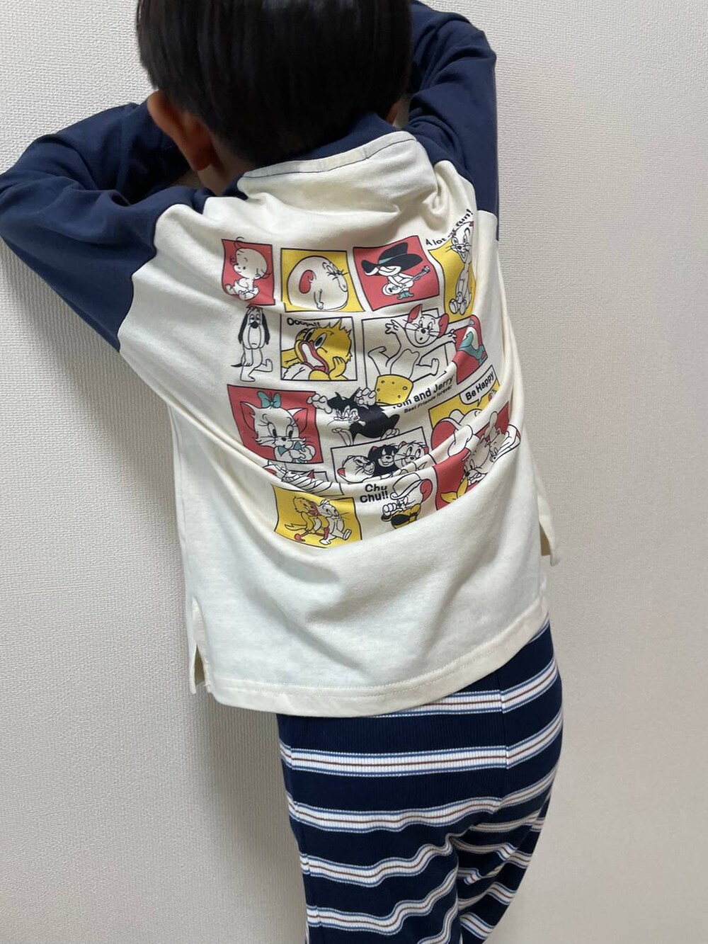 ブルー系のTシャツ/カットソー、ブルー系のその他パンツを着用したレディースの秋コーディネートの2枚目の写真