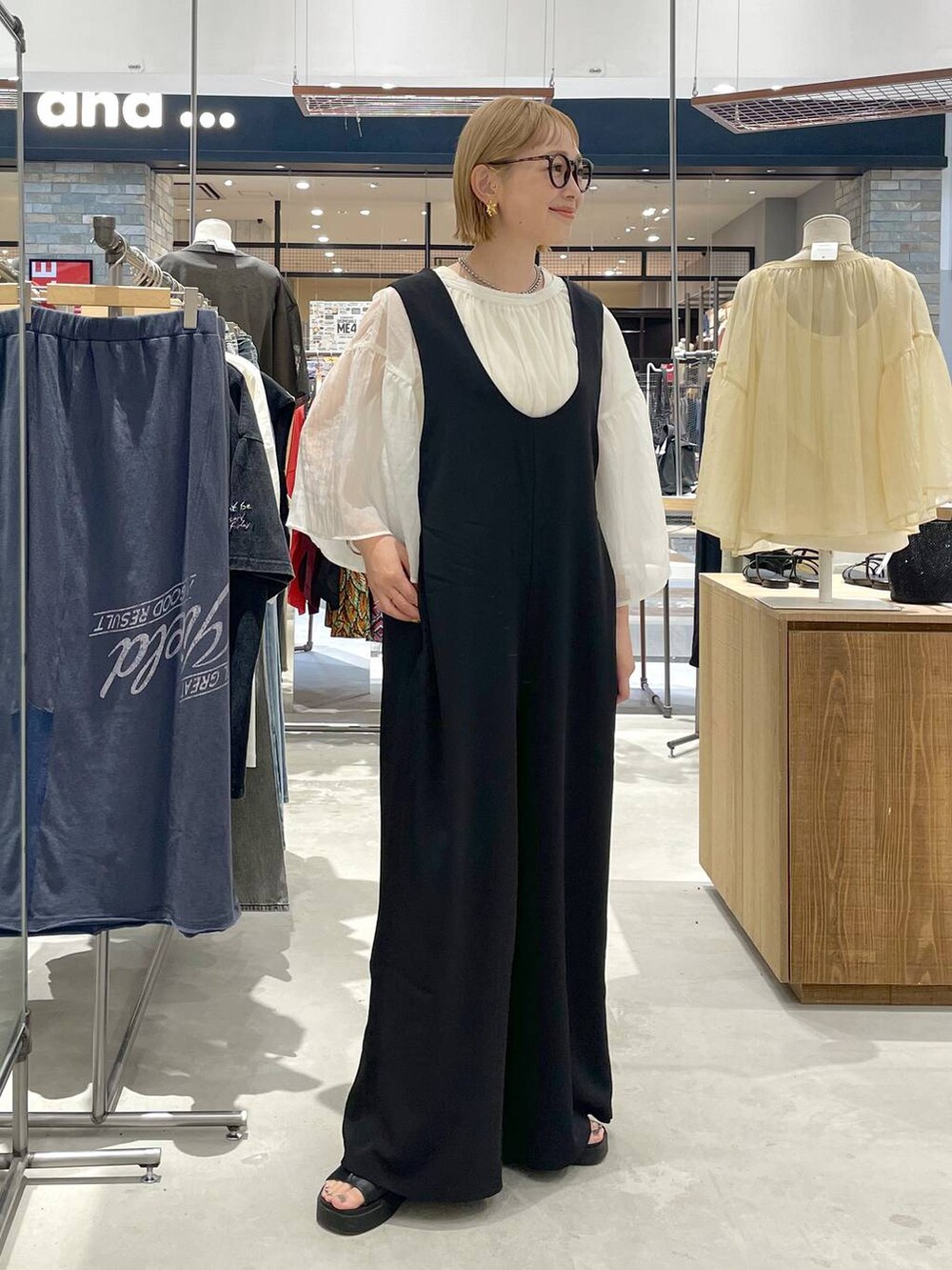 ホワイト系のシャツ/ブラウス、ブラック系のサロペット/オーバーオール、ブラック系のサンダルを着用したレディースの夏コーディネートの5枚目の写真