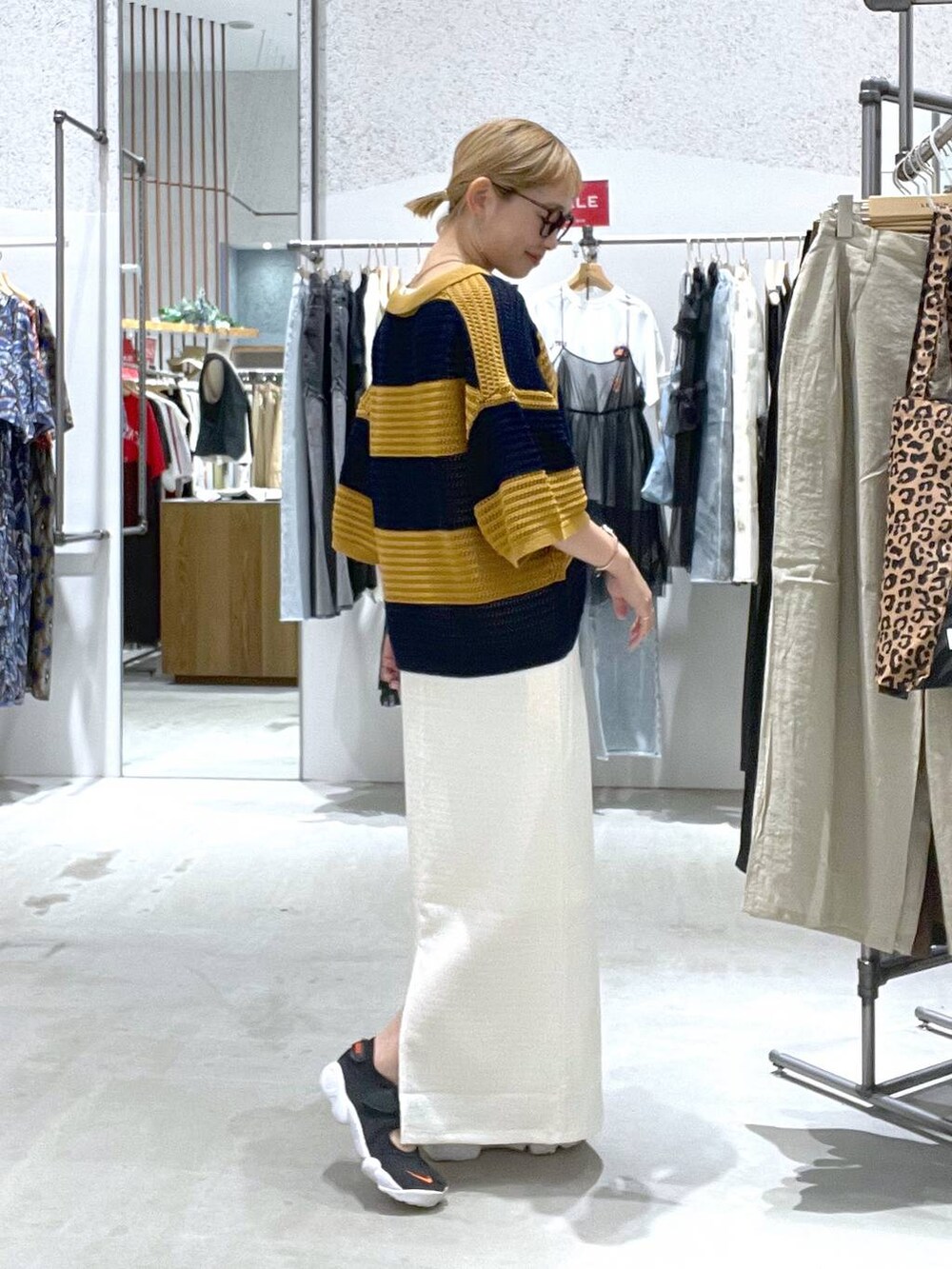 ホワイト系のスカート、ホワイト系のタンクトップを着用したレディースの夏コーディネートの2枚目の写真