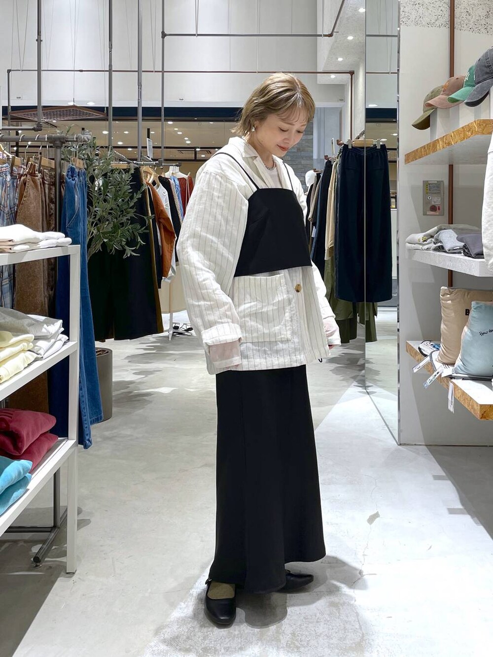 ホワイト系のTシャツ/カットソー、ブラック系のキャミソール、ホワイト系のシャツ/ブラウスを着用したレディースの春コーディネートの3枚目の写真