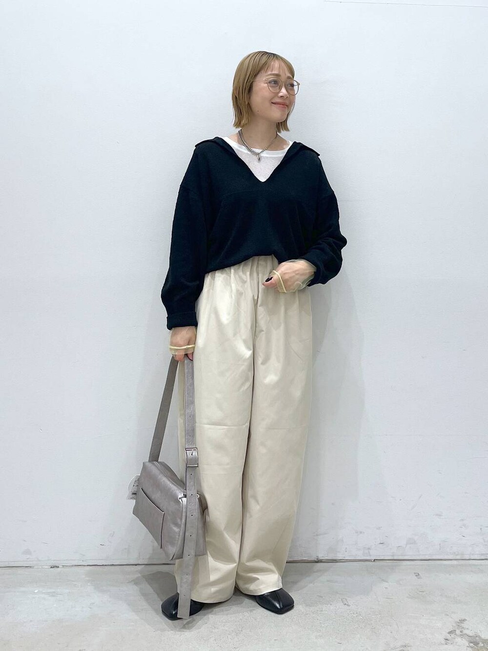 ホワイト系のTシャツ/カットソー、グレー系のショルダーバッグ、ブラック系のパンプスを着用したレディースの冬コーディネートの4枚目の写真