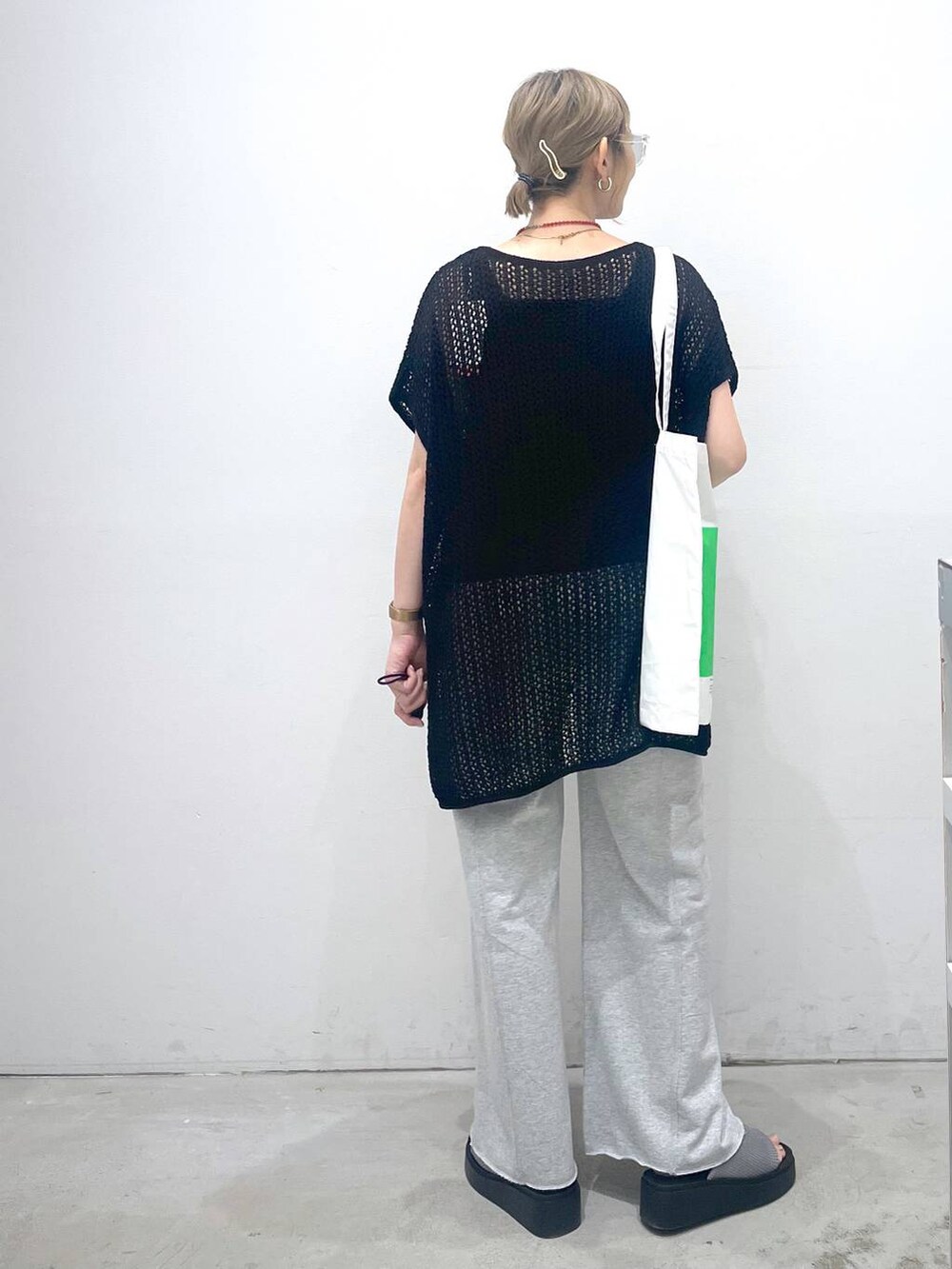 シルバー系のサンダル、グリーン系のトートバッグ、グレー系のマタニティウェア/グッズを着用したレディースの夏コーディネートの3枚目の写真