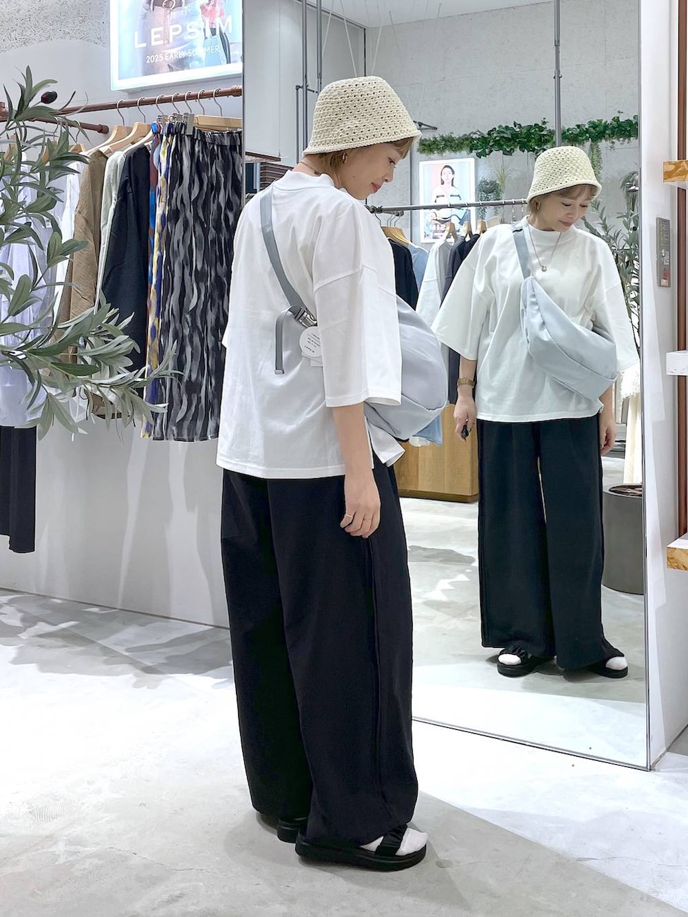 ホワイト系のTシャツ/カットソー、ブラック系のサンダル、ブラック系のその他パンツを着用したレディースの春コーディネートの2枚目の写真