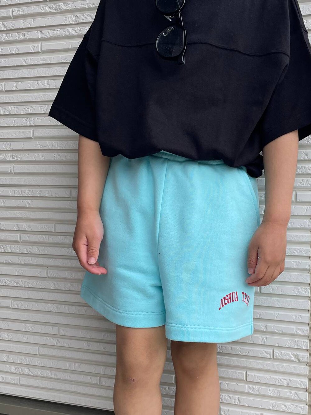 ブルー系のその他パンツを着用したレディースの春コーディネートの4枚目の写真