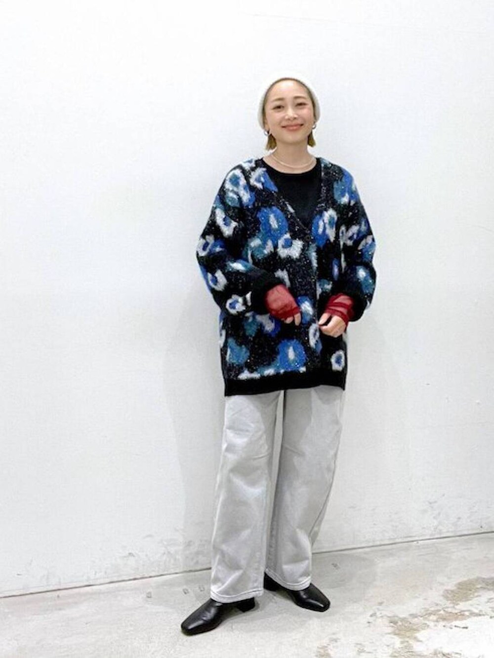 ブラック系のTシャツ/カットソー、ブラック系のブーツ、グレー系のデニムパンツを着用したレディースの秋コーディネートの2枚目の写真