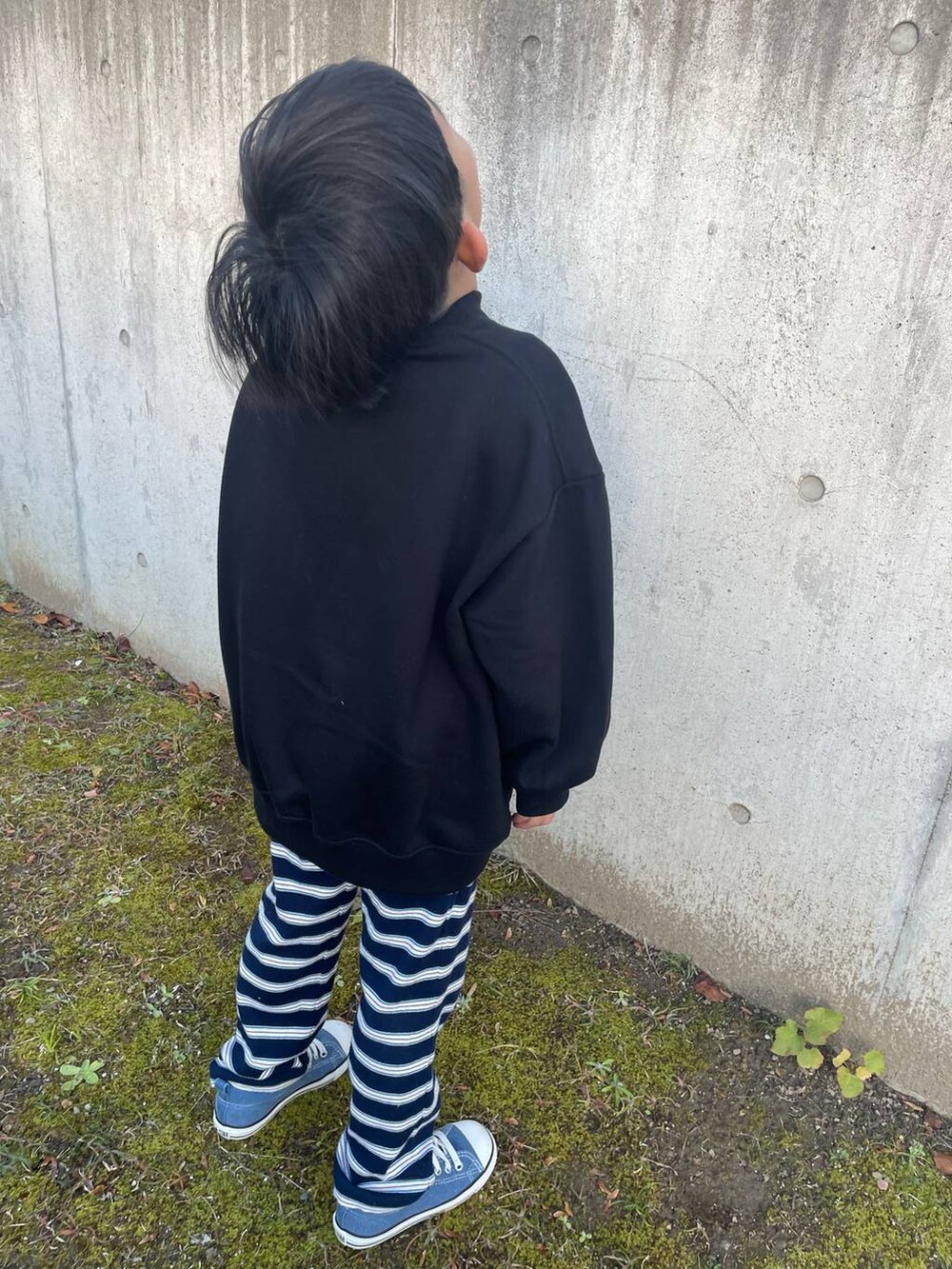 ブルー系のその他パンツ、ブラック系のスウェットを着用したレディースの冬コーディネートの3枚目の写真