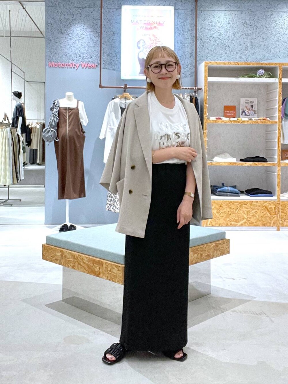 ベージュ系のテーラードジャケット、ブラック系のスカート、ホワイト系のTシャツ/カットソーを着用したレディースの夏コーディネートの2枚目の写真