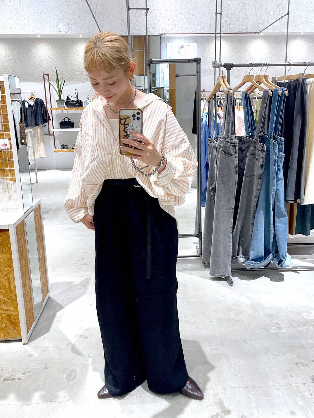 ブラック系のその他パンツ、オレンジ系のシャツ/ブラウスを着用したレディースの夏コーディネートの4枚目の写真