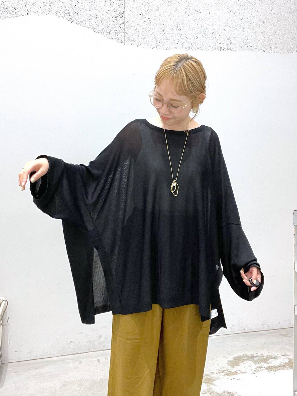 ブラウン系のその他パンツ、ブラック系のスニーカー、ブラック系のニット/セーターを着用したレディースの秋コーディネートの4枚目の写真