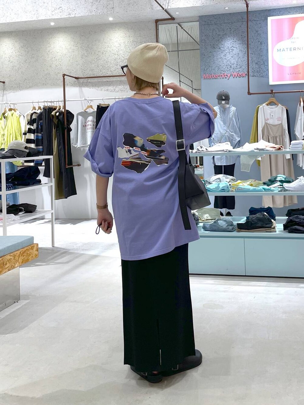 ブラック系のショルダーバッグ、ブラック系のスカート、ブラック系のサンダルを着用したレディースの春コーディネートの3枚目の写真