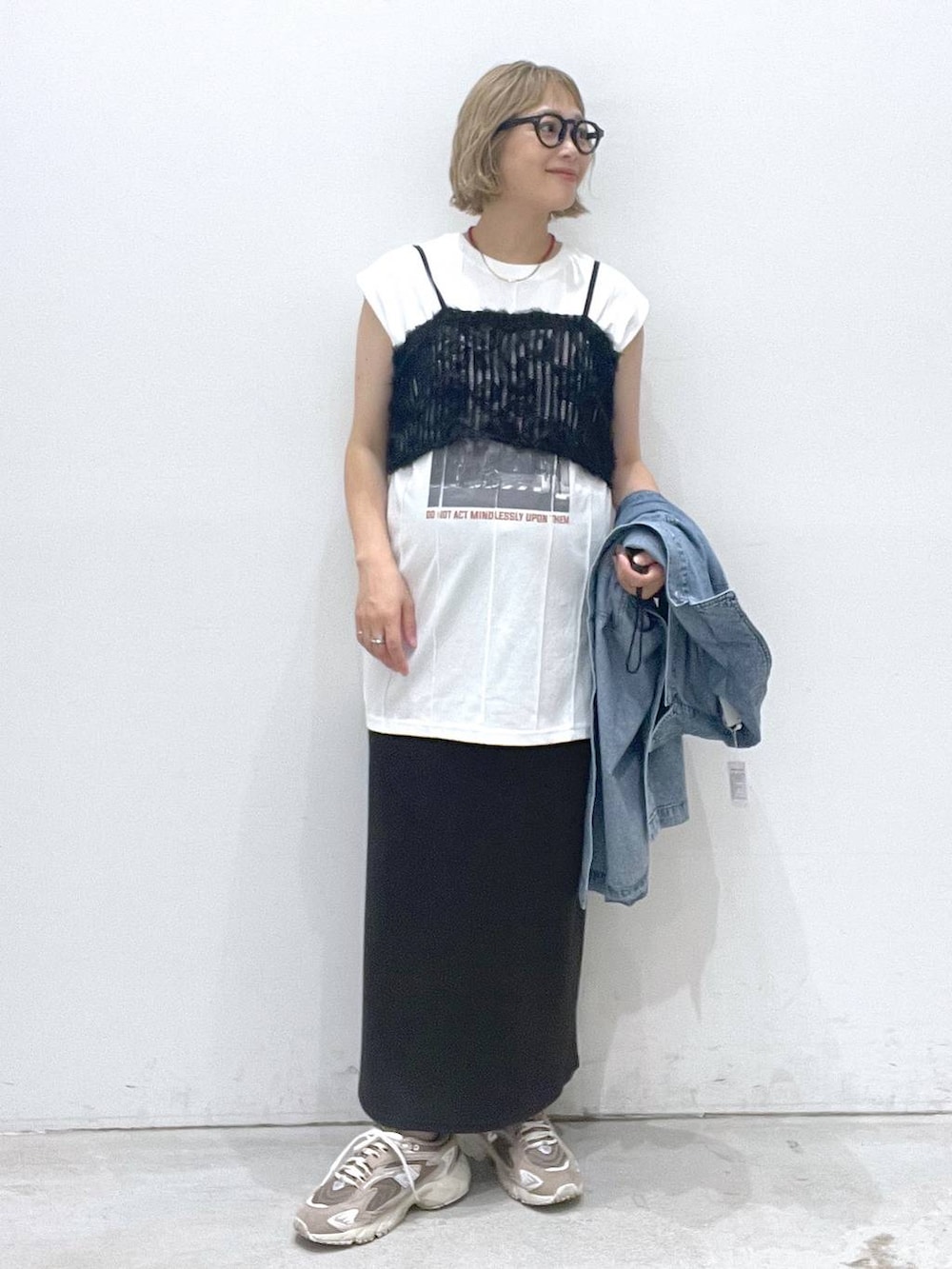 ブルー系のシャツ/ブラウス、ブラック系のスカート、ブラック系のキャミソールを着用したレディースの夏コーディネートの4枚目の写真