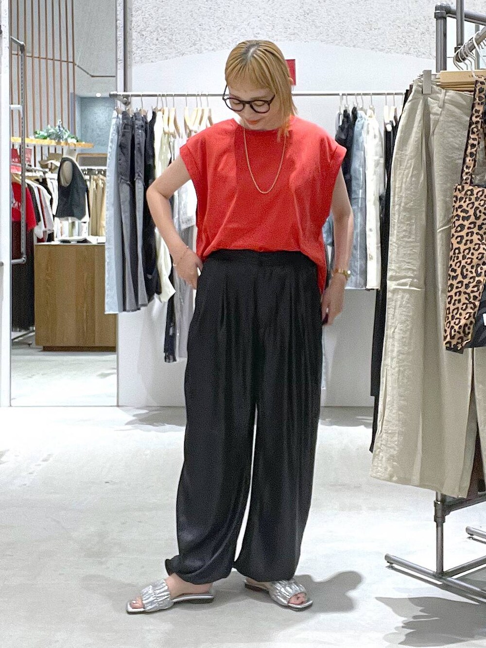 レッド系のTシャツ/カットソー、ホワイト系のタンクトップ、シルバー系のサンダルを着用したレディースの夏コーディネートの5枚目の写真