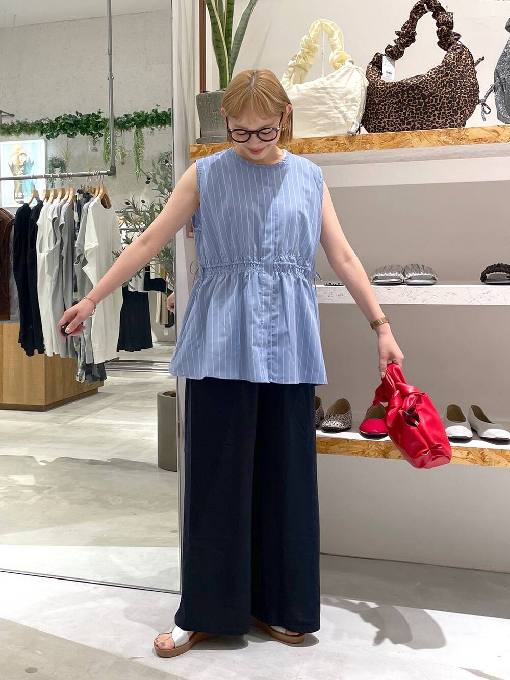 ホワイト系のタンクトップ、ブルー系のその他パンツ、シルバー系のサンダルを着用したレディースの夏コーディネートの4枚目の写真