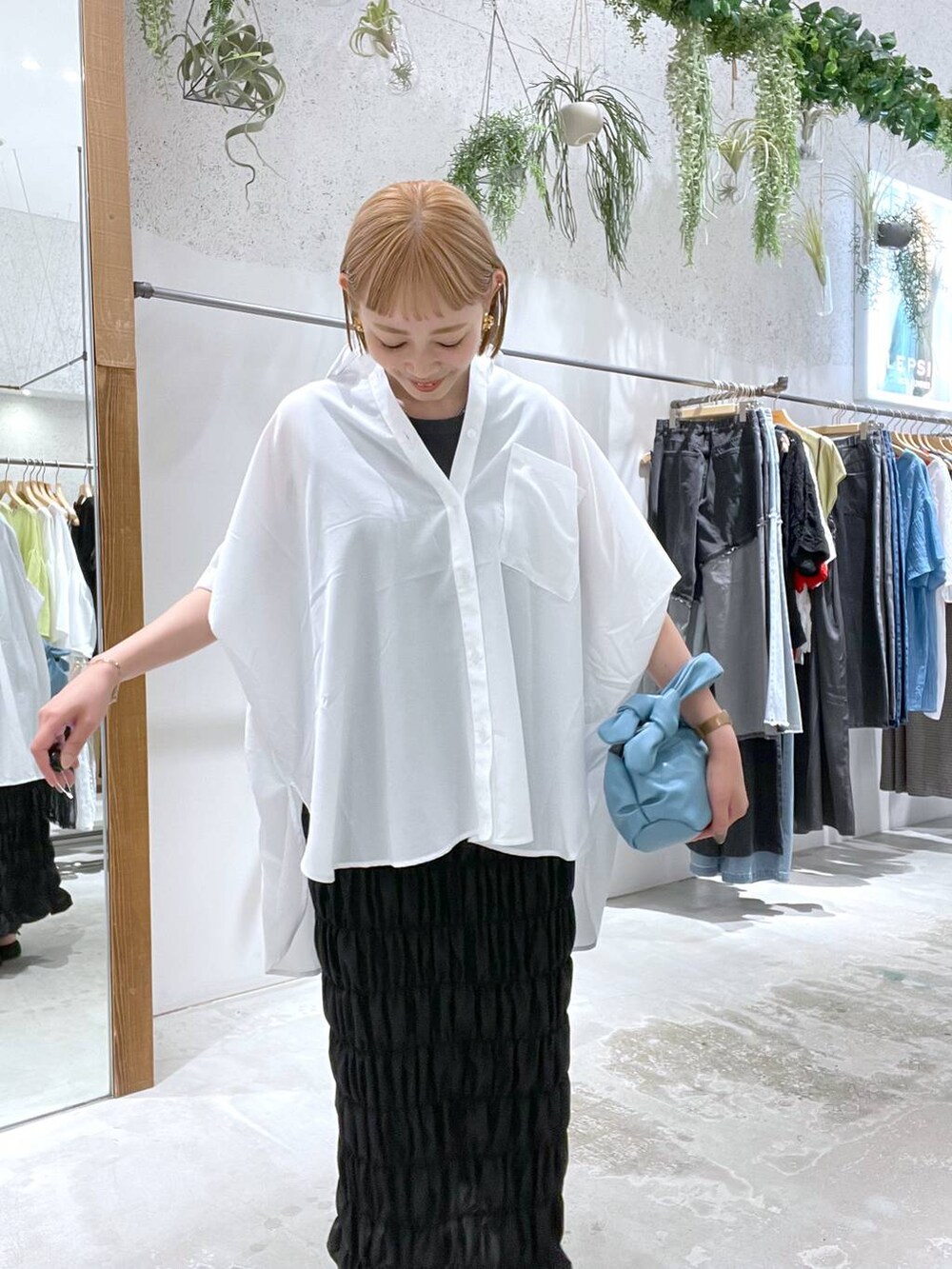 ホワイト系のシャツ/ブラウス、ブラック系のスカート、ブラック系のサンダルを着用したレディースの夏コーディネートの4枚目の写真