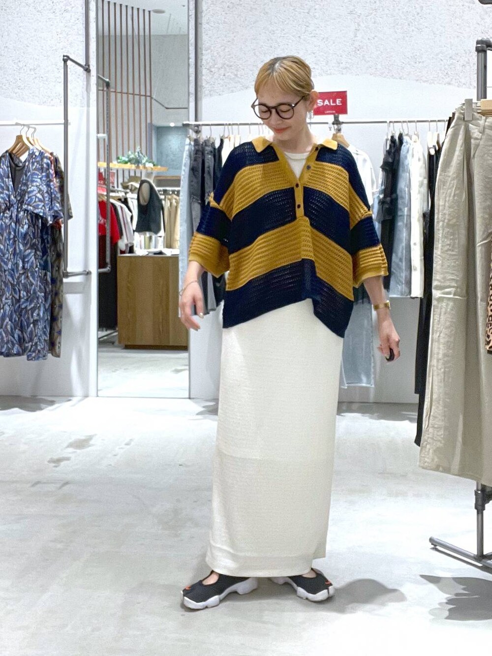 ホワイト系のスカート、ホワイト系のタンクトップを着用したレディースの夏コーディネートの4枚目の写真