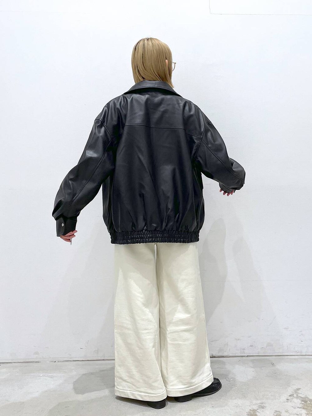 ブラック系のローファー、ブラック系のブルゾン、グリーン系のニット/セーターを着用したレディースの冬コーディネートの4枚目の写真