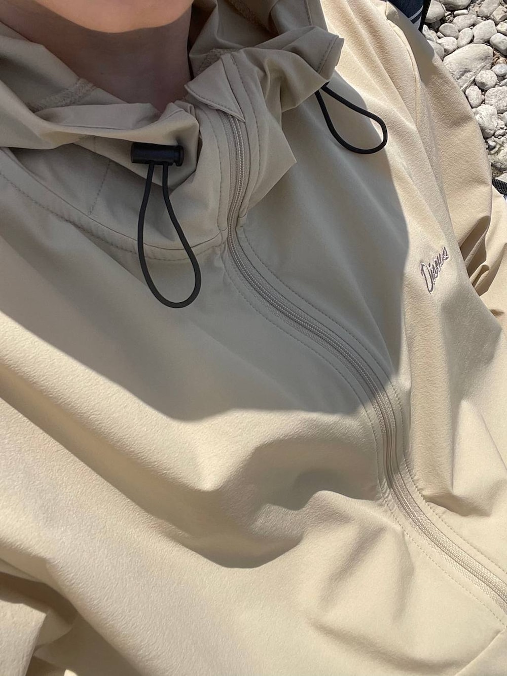 ベージュ系のラッシュガードを着用したレディースの夏コーディネートの2枚目の写真