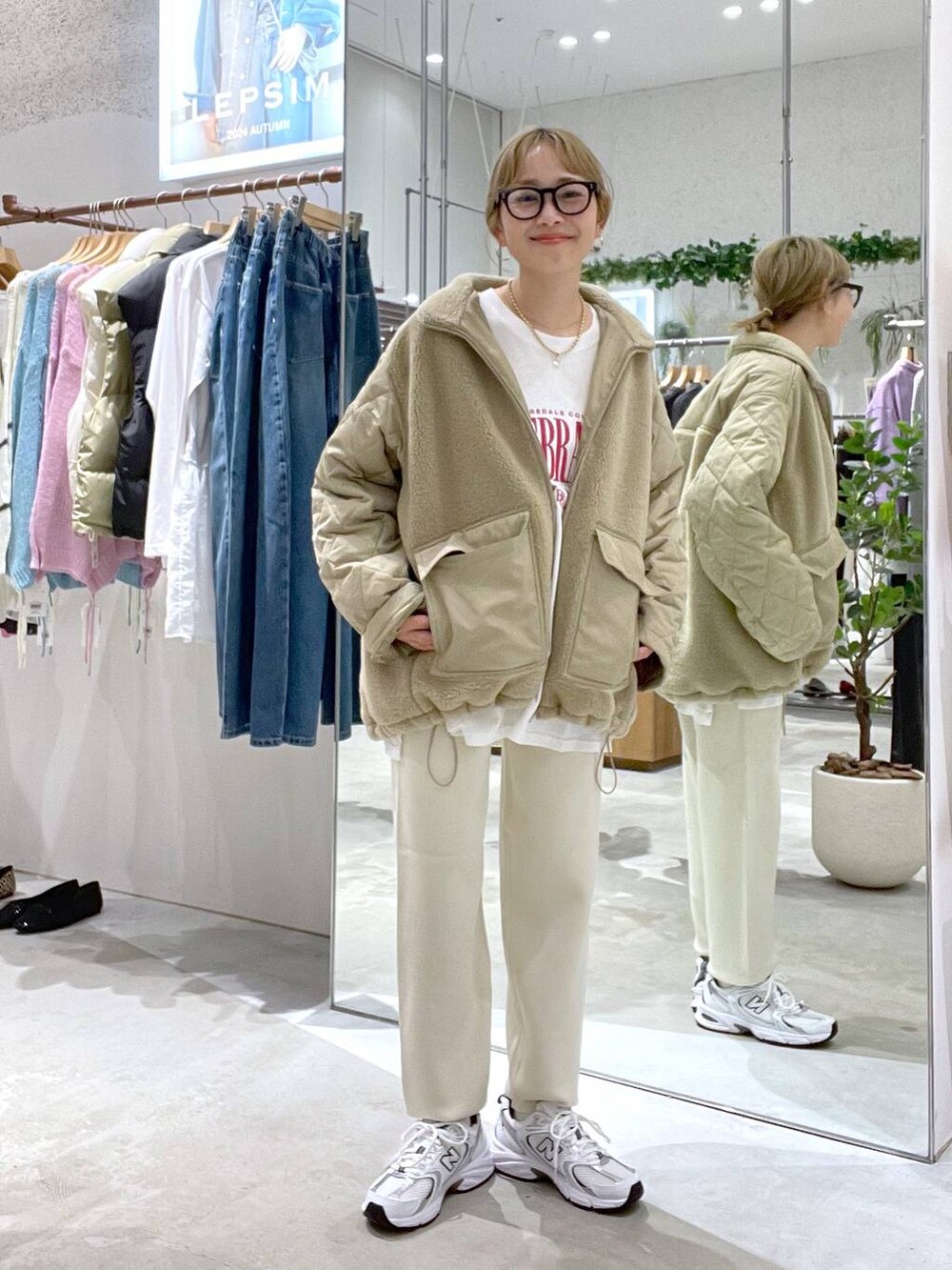 ベージュ系のブルゾン、ホワイト系のスニーカー、ホワイト系のその他パンツを着用したレディースの秋コーディネートの4枚目の写真