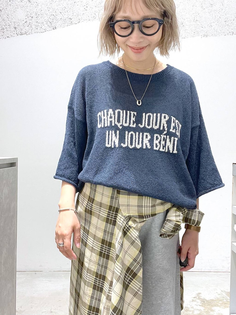 イエロー系のシャツ/ブラウス、グレー系のスウェットパンツ、ブルー系のニット/セーターを着用したレディースの夏コーディネートの4枚目の写真