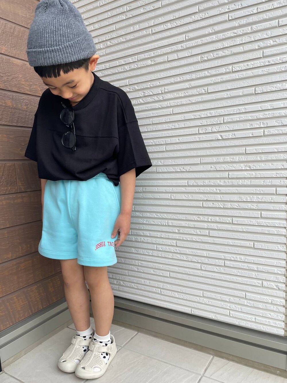 ブルー系のその他パンツを着用したレディースの春コーディネートの3枚目の写真