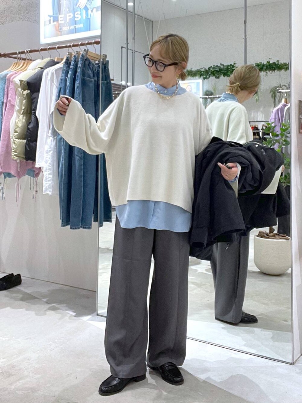 ブラック系のローファー、ホワイト系のニット/セーター、ブラック系のその他アウターを着用したレディースの秋コーディネートの3枚目の写真