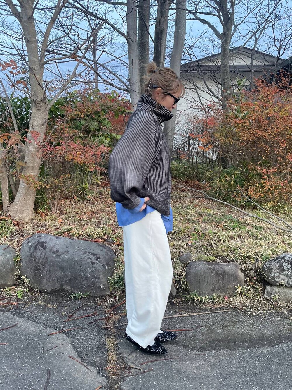 ブラック系のカーディガン/ボレロを着用したレディースの秋コーディネートの2枚目の写真