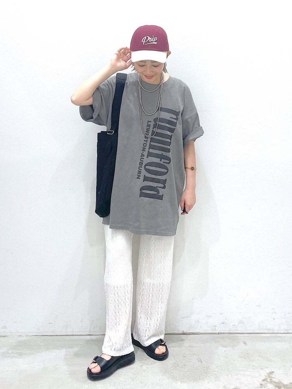 ブラック系のサンダル、ブラック系のトートバッグ、グレー系のTシャツ/カットソーを着用したレディースの春コーディネートの4枚目の写真