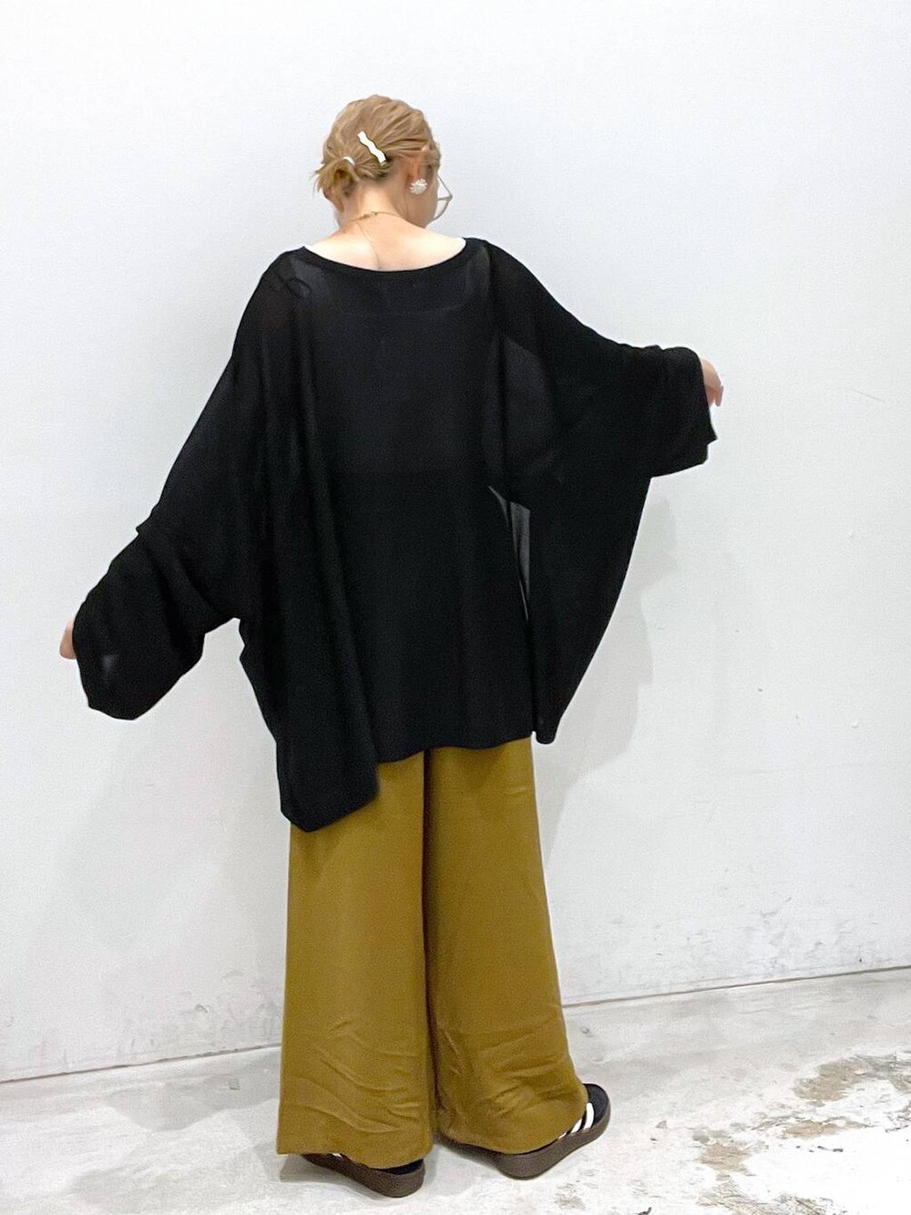 ブラウン系のその他パンツ、ブラック系のスニーカー、ブラック系のニット/セーターを着用したレディースの秋コーディネートの3枚目の写真